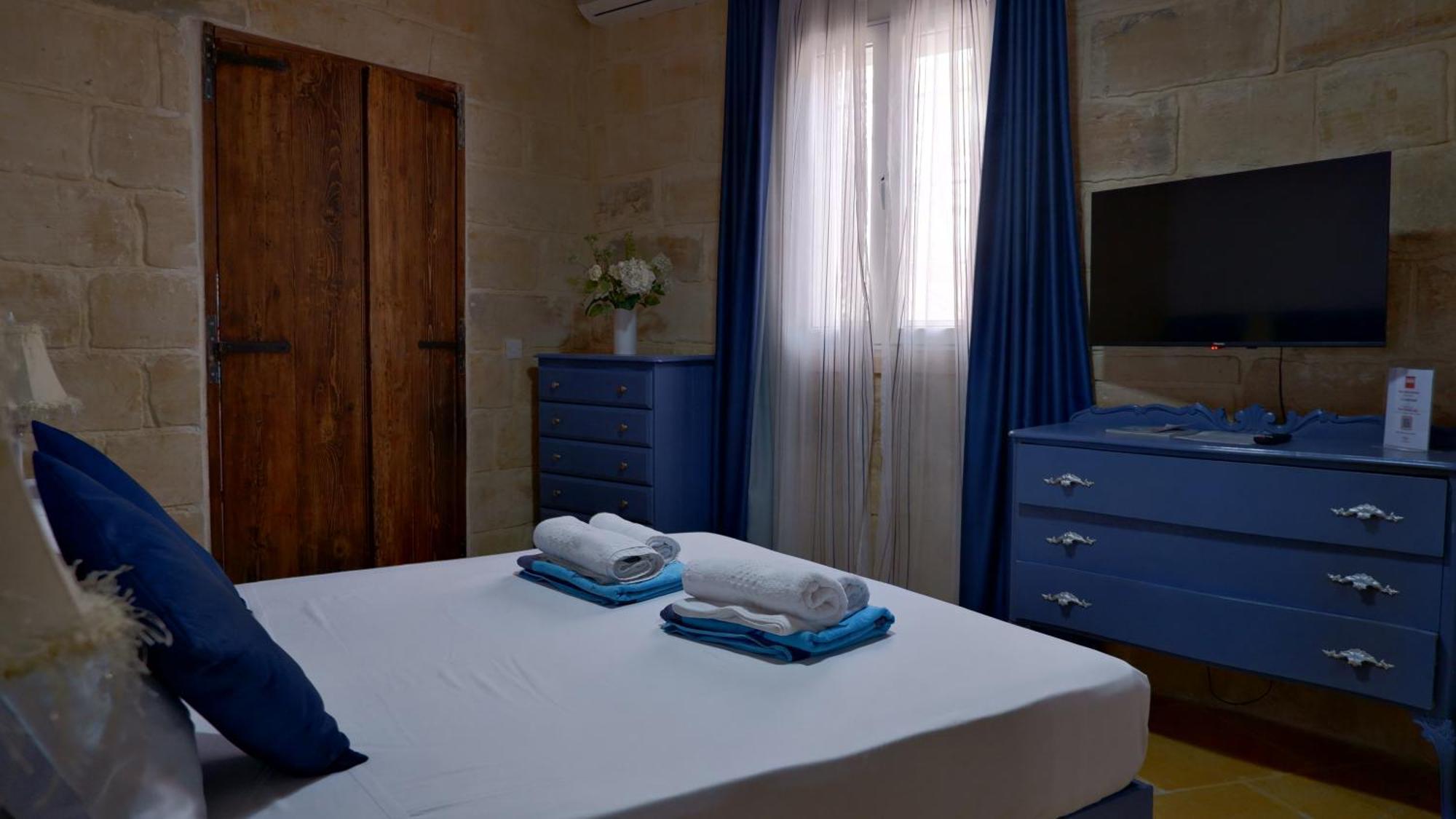 Village Knights Accommodation Zebbug  Exterior photo