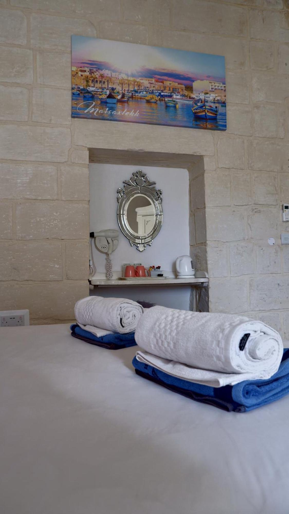 Village Knights Accommodation Zebbug  Exterior photo